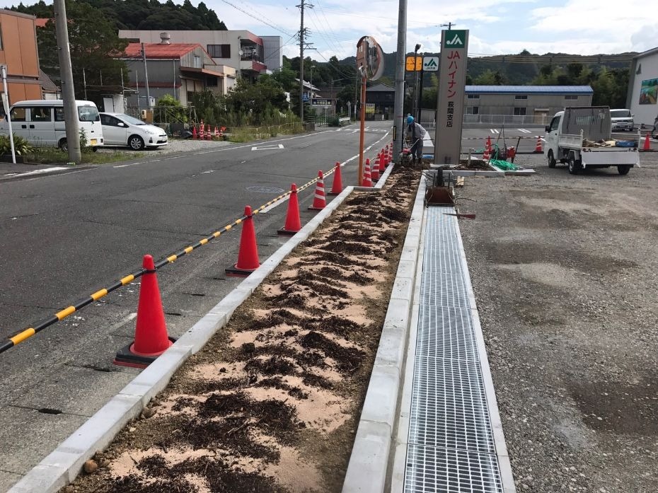 ＪＡハイナン萩間支店にキリヤマツツジの植栽工事をしています。