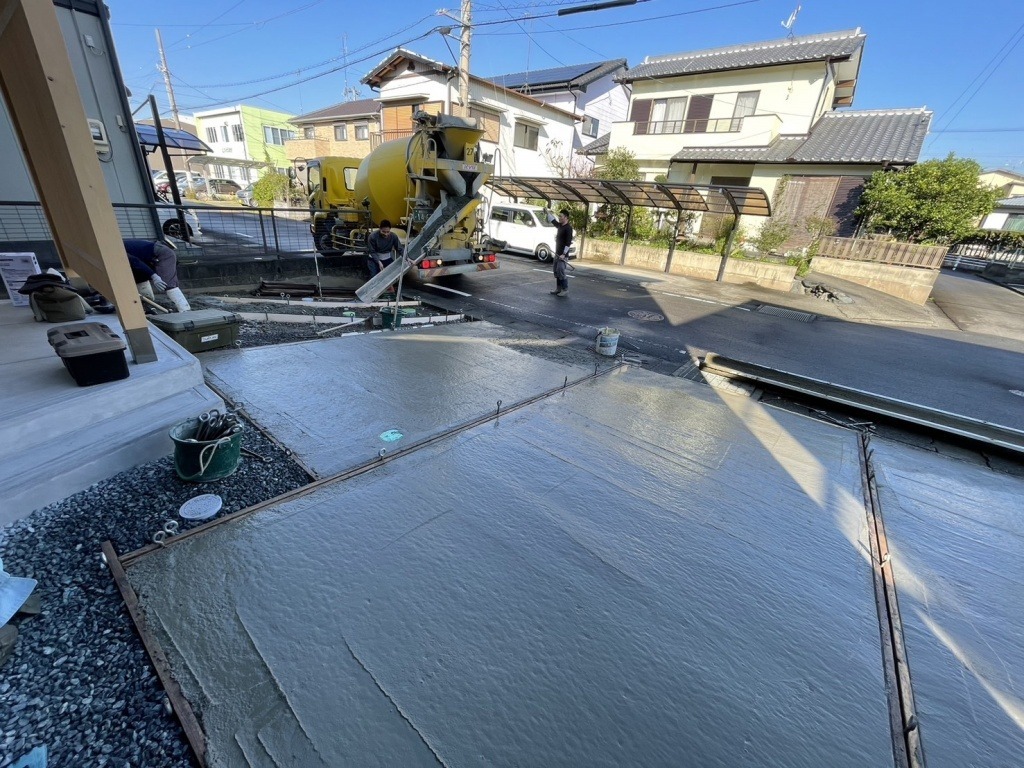 掛川市の駐車場外構工事がいよいよ最終段階！土間コンクリート打設を実施